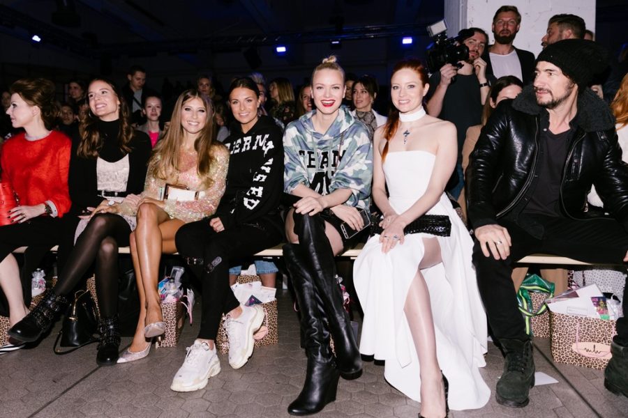 Viel Spaß bei der Show von Marina Hoermanseder hatten u.a. Cathy Hummels, Laura Wontorra, Franziska Knuppe, Barbara Meier und Thomas Hayo (Foto Paul Aiden Perry)