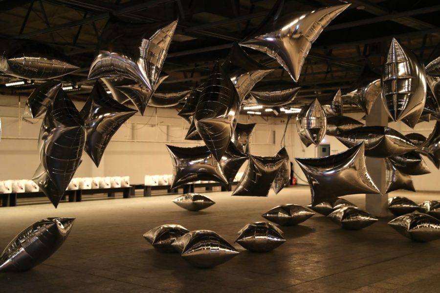 Dawid Tomaszewski wollte mit seinen schwebenden Luftkissen ein Gefühl&nbsp;von Freiheit, einem Leben ohne logische Strukturen vermitteln und die Abenteuerlust, sich außerhalb gesellschaftlicher Normen zu bewegen.&nbsp; (Photo by Andreas Rentz/Getty Images for Dawid Tomaszewski)