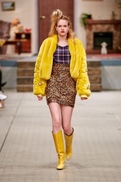 Marina Hoermanseder Autumn/Winter-Kollektion 2019/20: Leoprint-Looks, figurbetonte Miniröcke und ein Sitcom-Setting verlinken mit einem Augenzwinkern zu Stil-Ikone Peggy Bundy aus der erfolgreichen TV-Serie „Eine schrecklich nette Familie“ (Foto Stefan Kraul)