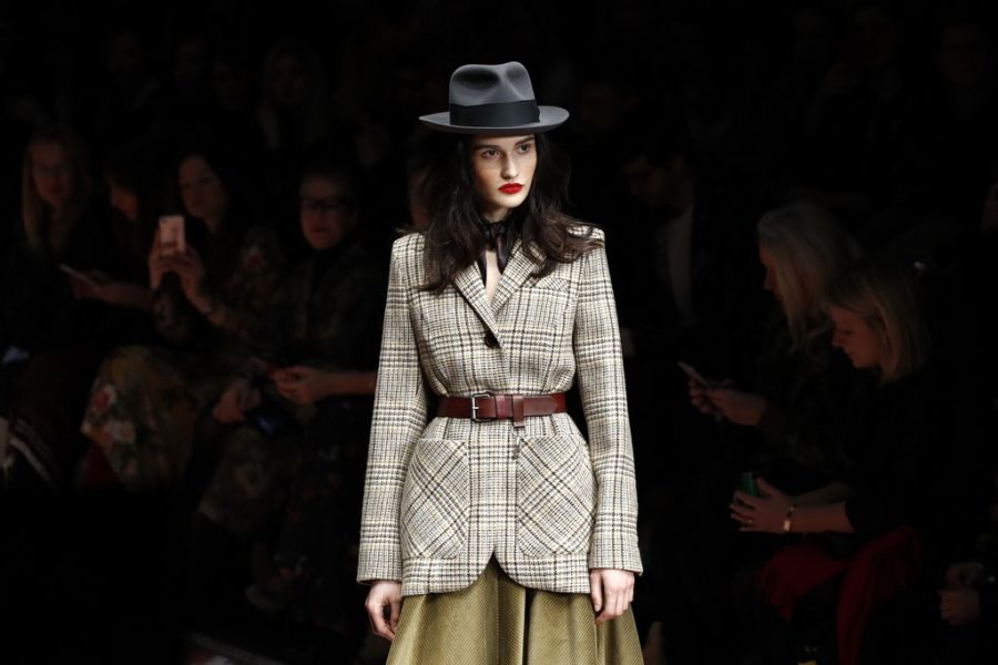 Von Thomas Farthing London leihte sich die Designerin Lena Hoschek Borsalinos und Paperboy Caps, von Nuriel Molcho’s Label Nomade Moderne aus Wien kommen weitere, in sorgfältiger Handarbeit entstandene Herrenhüte. (Photo by John Phillips/Getty Images for Lena Hoschek)