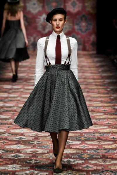 Das Motto der Fashion Show von Lena Hoschek während der Berlin Fashion "Week: Men at work". (Foto Stefan Knauer/Getty Images for Lena Hoschek)