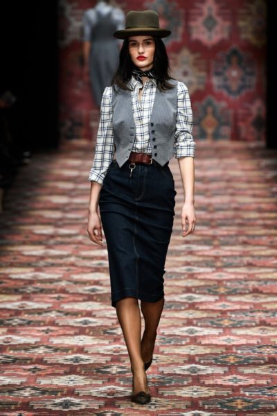 Für ihre Kollektion "Men at work" inspirierten Lena Hoschek vor allem frühere Industriearbeiter und deren Arbeitsbekleidung. So funktionierte sie das Praktische zu etwas Unverzichtbarem um und verarbeitete erstmals Denim. (Photo by Stefan Knauer/Getty Images for Lena Hoschek)