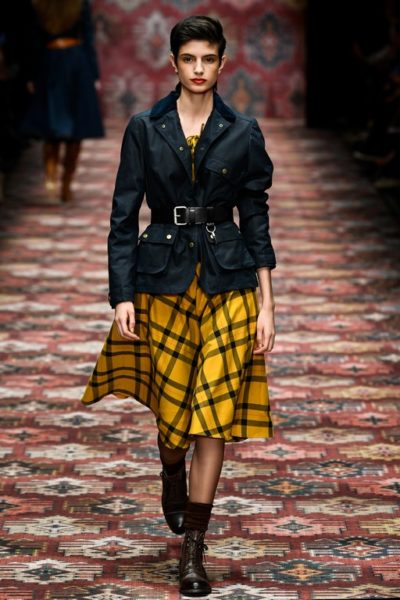 Was bei Lena Hoschek niemals fehlen darf: der Taillengürtel - diese Saison aus der Wiener Werkstatt des Kultlabels Dukes. (Photo by Stefan Knauer/Getty Images for Lena Hoschek)