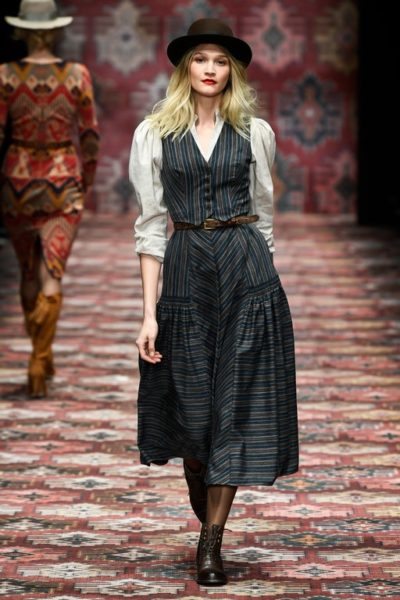 Lena Hoschek zeigte während ihrer Fashion Show in Berlin neben klassischem Anzug-Blau und Grau auch intensives Senfgelb und warme Brauntöne. (Photo by Stefan Knauer/Getty Images for Lena Hoschek)