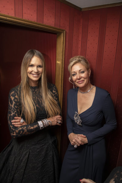Star-Gast Elle Macpherson trug ausgewählte Atelier Swarovski Fine Jewelry Stücke mit nachhaltigen Swarovski Created Diamonds. Im Bild mit Nadja Swarovski (Foto Swarovski)