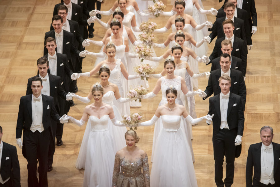 144 Debütantinnen präsentierten die Swarovski Tiara für den Opernball, die in diesem Jahr von Mode-Ikone Donatella Versace gestaltet wurde. (Foto Swarovski)