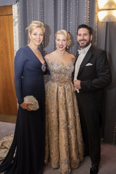 Tanzschul-Betreiberin und Dancing Stars-Gewinnerin Maria Santner choreografierte die Eröffnung des Wiener Opernballs und durfte als erste Frau in der Geschichte des Balls auch die Publikumsquadrille ansagen - und das in einer wundervollen Robe der Designerin Eva Poleschinski. Im Bild: Nadja Swarovski, Maria Santner und Clemens Unterreiner (Foto Starpix)