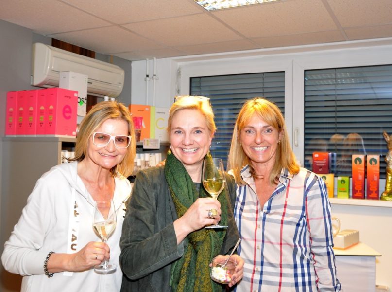 Mag. Caroline List, Präsidentin des Landesgerichts für Strafsachen Graz: "Ich bin seit 10 Jahren bei Sabine Dunkler und bin noch immer begeistert von der Qualität des Studios und der kompetenten Trainer." Im Bild mit Hedi Grager, www.hedigrager.com, und Helga Graf-Dirnberger, Filialleitung Firma Dunkler. (Foto Reinhard A. Sudy)