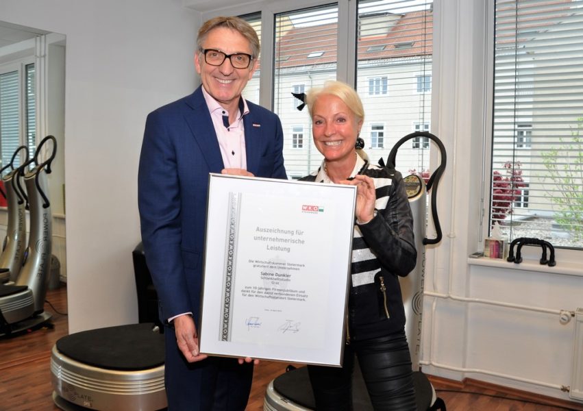 Wirtschaftskammer-Präsident Josef Herk überreichte der 'Power-Lady' Sabine Dunkler eine Auszeichnung für unternehmerische Leistung.&nbsp;(Foto Reinhard A. Sudy)