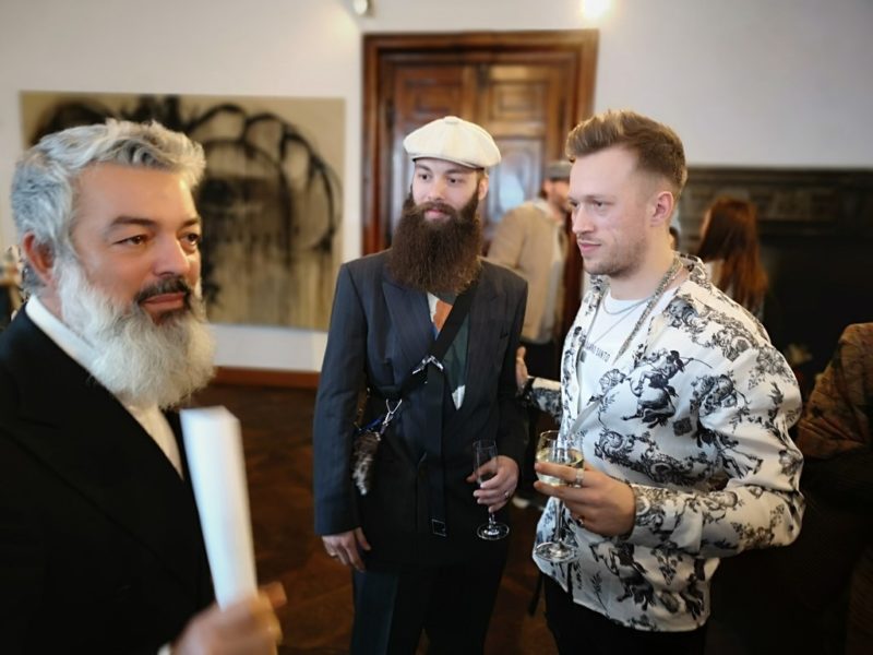 Der aus der Steiermark stammende und in Dänemark lebende Künstler Alessandro Painsi mit dem dänischen Modedesigner Kristoffer Simonsen und dem Galersiten Rudolf Budja, (Foto Hedi Grager)