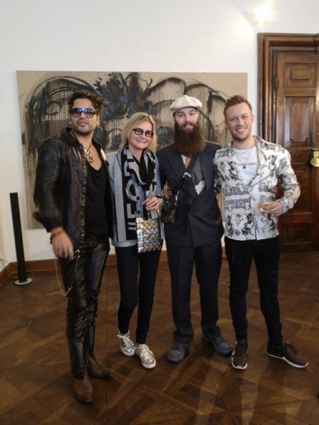 Künstler Enrique Fuentes, Journalistin Hedi Grager, Designer Kristoffer Simonsen und Künstler Alessandro Painsi in der Rudolf Budja Galerie in Salzbzurg. (Foto Reinhard Sudy)
