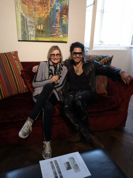Der Künstler Enrique FUENTES pendelt zwischen Wien, Berlin und Mexico City. Im Bild mit Journalistin Hedi Grager in der Rudolf Budja Galerie Salzburg. (Foto Reinhard Sudy)