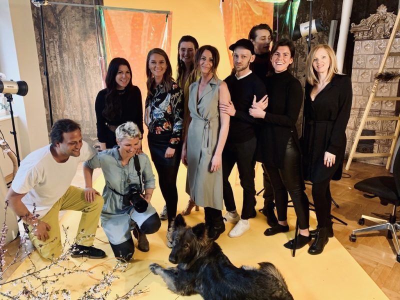 Das großartige Team rund um Judith Schwarz beim Shooting für die 2. Ausgabe des Aiola Living Magazins, das im Mai erscheint. (Foto AIOLA)