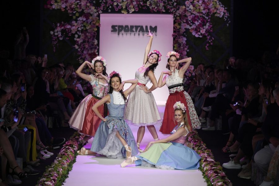 SPORTALM Kitzbühel eröffnete seine Show diesmal mit Balletttänzerinnen in Tracht und zu klassischer Musik. (Photo by Stefan Knauer/Getty Images for Sportalm)