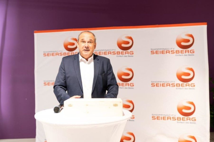 Kurt Mayer, der Geschäftsführer des "größten MediaMarkt Europas auf einer Ebene" präsentierte den jetzt 10.000 Quadratmeter umfassenden Elektromarkt. (Foto MediaMarkt)