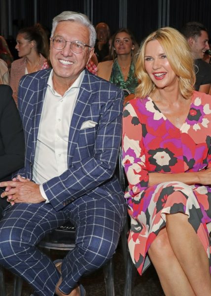 Helmut Schlotterer, Vorsitzender der&nbsp;Geschäftsführung, Gründer und Inhaber von Marc Cain, und Schauspielerin Veronica Ferres genossen die gelungene Fashion Show. (Photo by Andreas Rentz/Getty Images for Marc Cain)