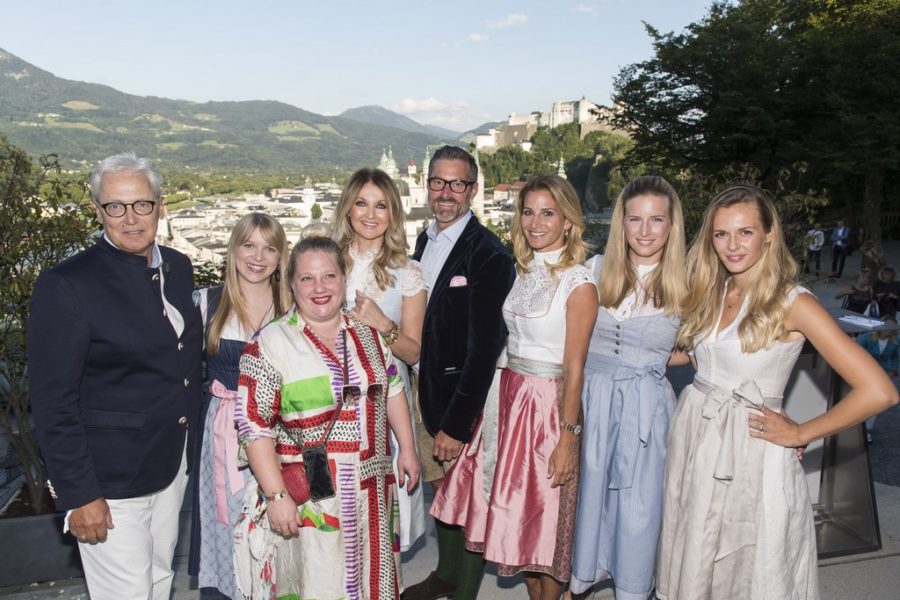 Genossen den „Sommer Tracht Traum“ am Salzburger Mönchsberg: Peter Dür (Lodenfrey), Julia Buchfink (Wenger), Julia Trentini (Trentini), TV-Moderatorin Frauke Ludowig, Benedikt Binder-Krieglstein (CEO Reed Exhibitions), Sandra Abt (Alpenherz), Constanze Schnitzler und Veronika Stork-Jacklbauer (CocoVero). (Foto Reed Exhibitions / Andreas Kolarik)
