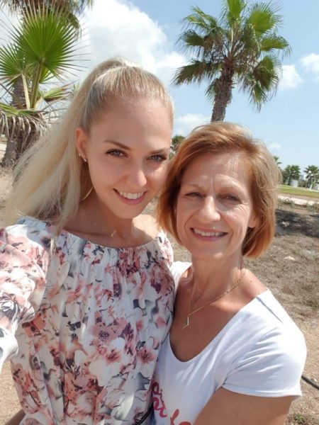 Beatrice Körmer mit ihrer Mama, die sie immer unterstützt hat. (Foto privat)