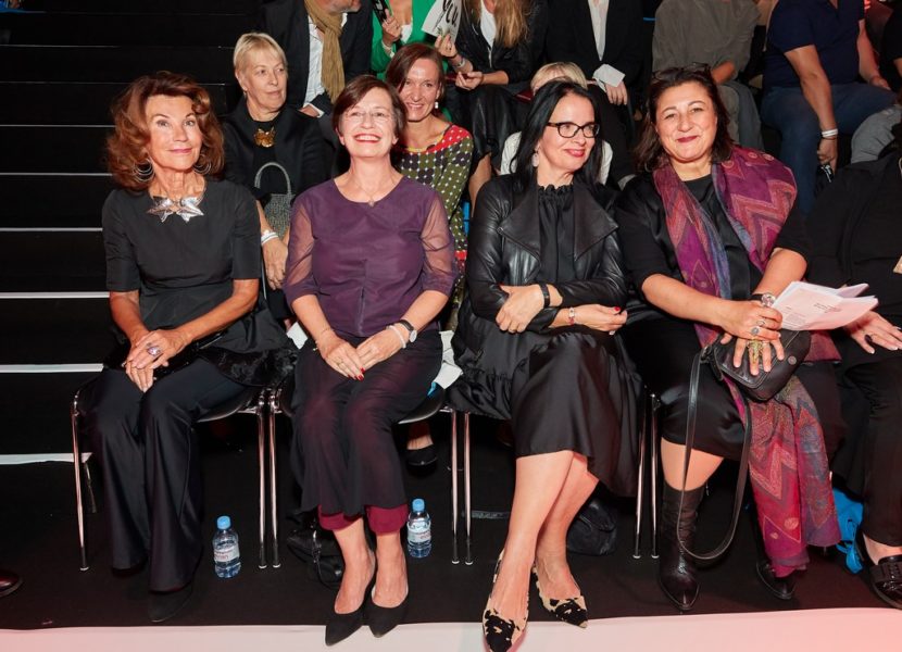 Hochkarätige First Row beim Eröffnungsabend mit Marcel Ostertag: Bundeskanzlerin Dr. Brigitte Bierlein, First Lady Doris Schmidauer, Andrea Mayer und Stadträtin für Kultur und Wissenschaft Veronica Kaup-Hasler. (Foto Starpix/ Alexander Tuma)