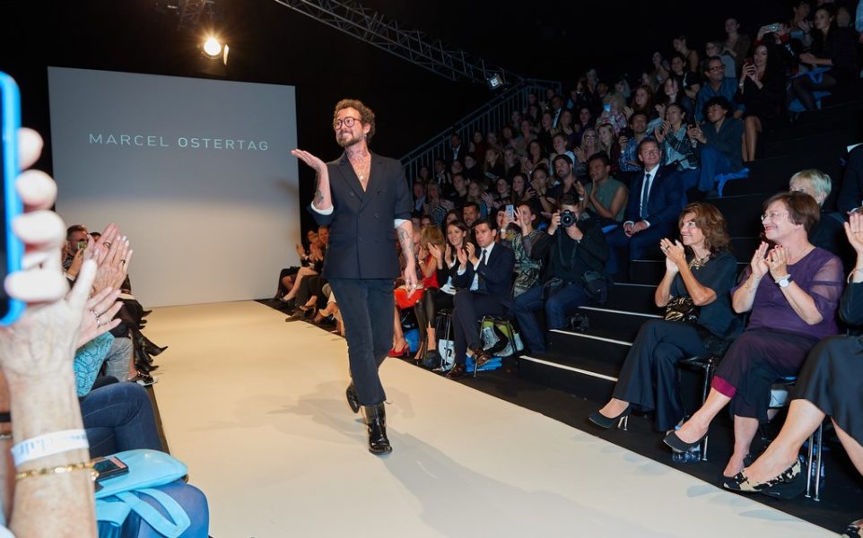 Mit seinen Kollektionen LOVERS und HEROES sorgte Marcel Ostertag auf der MQ VIENNA FASHIONWEEK.19 presented by&nbsp;ŠKODA für große Begeisterung. (Foto Starpix/ Alexander Tuma)