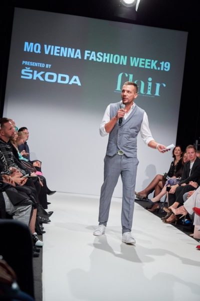 Durch den Eröffnungsabend der MQ Vienna Fashion Week 2019 führte gut gelaunt der Grazer Michael Gigerl in einem Outfit von PITOUR. (Foto Starpix/ Alexander Tuma)