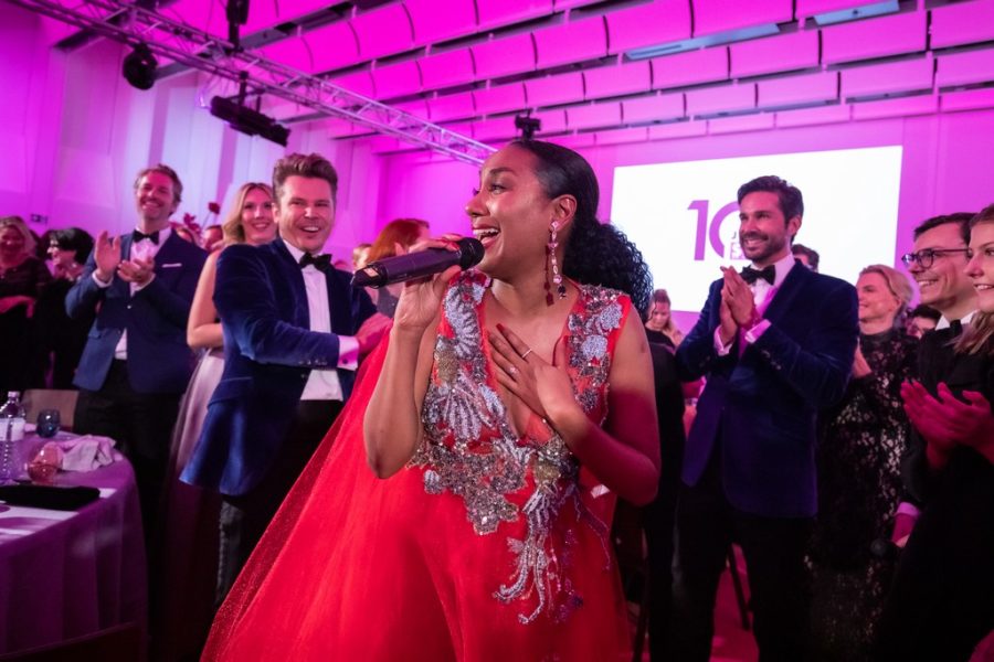 Als Musical-Star & Cats Hauptdarstellerin Ana Milva Gomes ein Medley der besten ABBA-Hits sang, hielt es weder Gastgeber Adi Weiss und Michael Lameraner noch ihre Gäste auf den Plätzen. (Foto Moni Fellner)