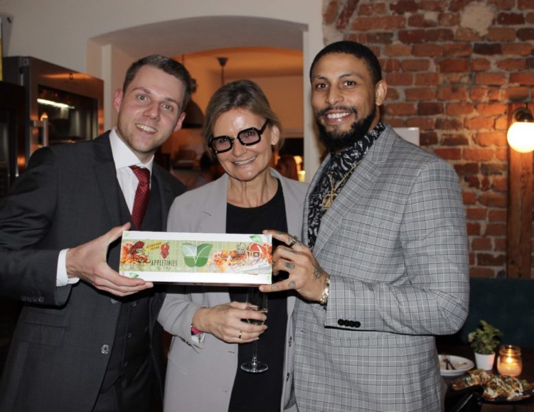 Lukas Wilfling präsentierte gemeinsam mit Reggie Bell die 'APPLETINIES NFL Reggie Bell 24 Karat Gold Edition' in Graz. Im Bild mit Journalistin&Publisher Hedi Grager. (Foto Andrea Ruschka)