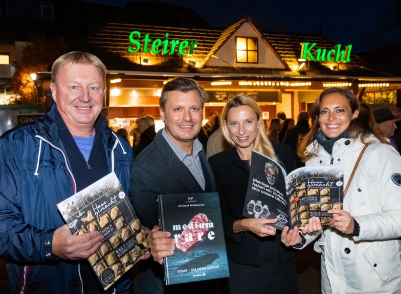 Das neue SCHLOSSBERG Magazin, bei dem Christof Widakovich und Agentur-Chefin Christina Dow federführend sind, begeisterte die Gäste mit raffiniertem Hochglanz-Cover und Lust machenden Food-Fotos von Starfotograf Werner Krug. Im Bild: Franz Grossauer, Christof Widakovich, Nationalratsabgeordnete Juliane Bogner-Strauss und Christina Dow. (Foto Werner Krug)