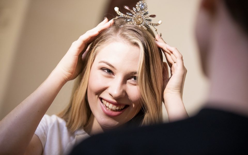 Miss Austria Larissa Robitschko, die mit ihrem Bruder Enzo die Polonaise tanzen wird, bekam ihr 'Krönchen'. (Foto Opernredoute / Marija Kanižaj)