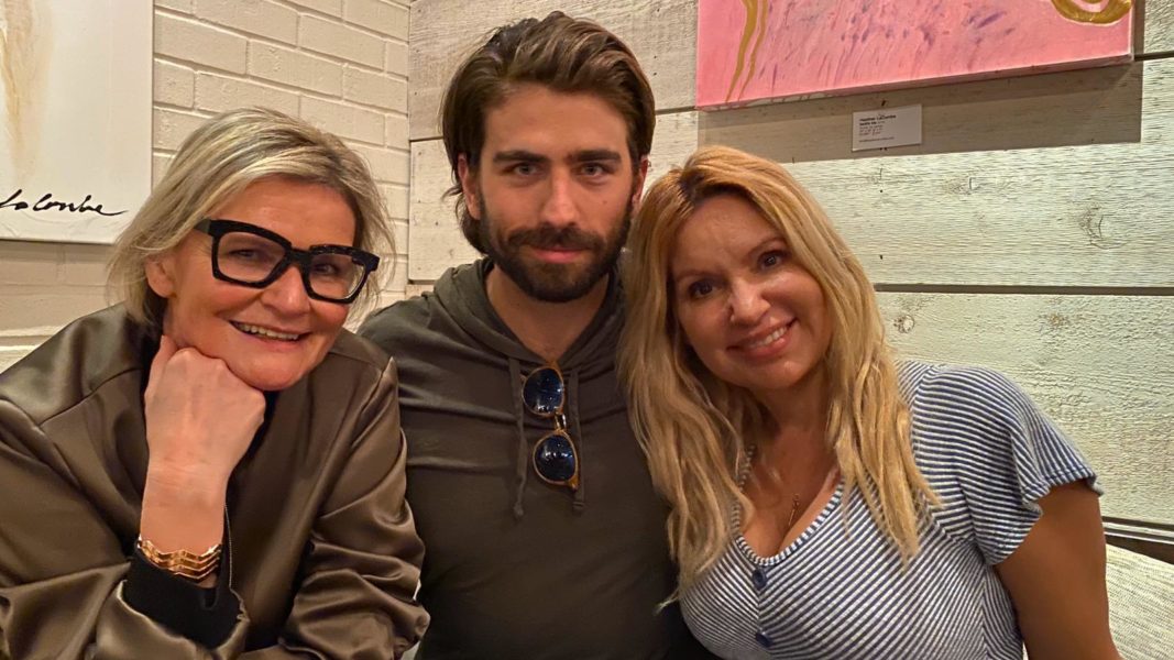 Die Schauspieler Swen Temmel und Meadow Williams produzieren auch Filme. "Einen Film zu produzieren braucht sehr viel Zeit und ist wie eine Geburt, er ist unser Baby", erklärt Swen. Im Bild mit Journalistin & Publisher Hedi Grager. (Foto privat)