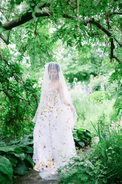 Die Designerin Eva Poleschinski kreierte ein mit rund 22.000 Echtblumen und Blumenblättern von Hand besticktes Hochzeitskleid für die Hochzeitsregion Hartbergerland (Foto A Twist of Lemon)