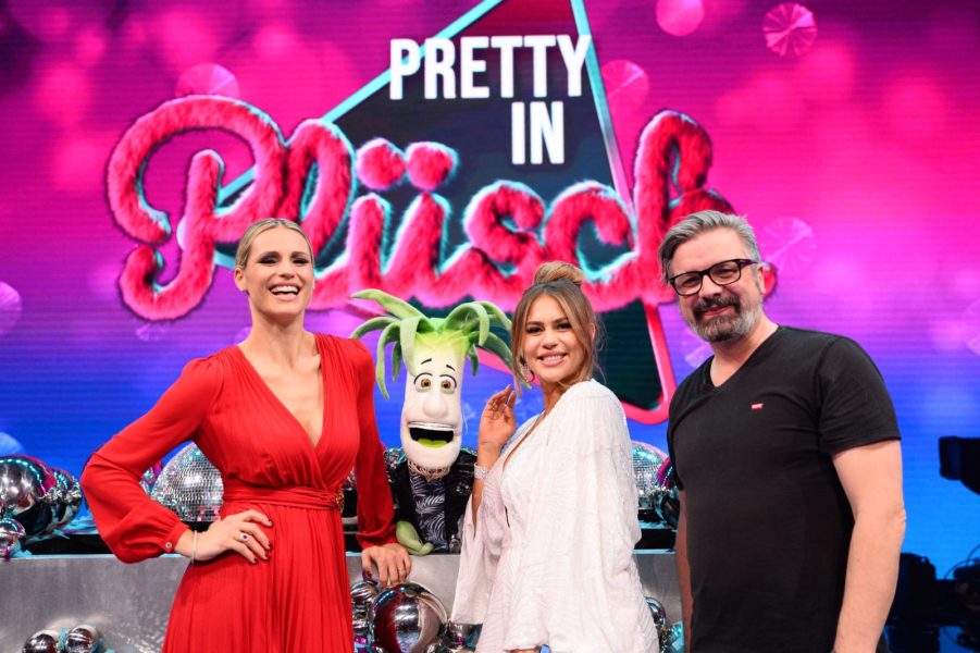 "Pretty in Plüsch": Moderatorin Michelle Hunziker und die Sieger der Gesangsshow Kevin Puerro, Jessica Paszka und Henning Wehland. (Foto SAT.1/Julia Feldhagen)