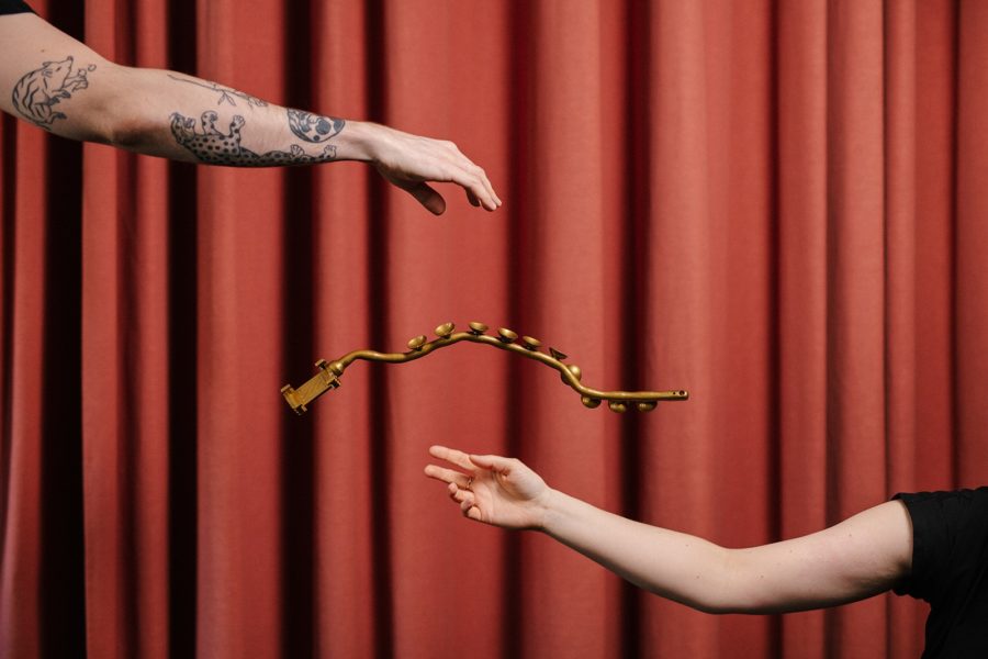 Für den diesjährigen Großen Diagonale-Schauspielpreis hat Verena Dengler einen goldenen Selfiestick aus Bronze gestaltet. (Foto Diagonale/Theresa Wey)