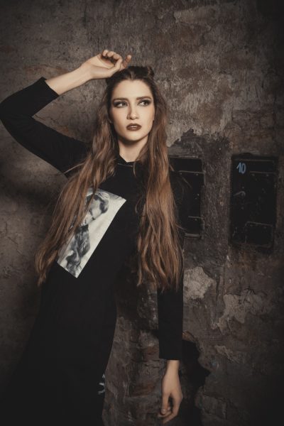 Model Sarah Leidl shootete für Österreichs Ikone Marianne Kohn und ihr Label "Povera": "Es war mir eine große Ehre, für so eine faszinierende Persönlichkeit wie Marianne Kohn zu arbeiten". (Foto 1st Place Models/Oliver Neunteufel)
