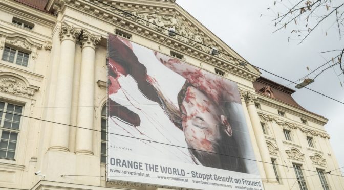 Künstler Gottfried Helnwein unterstützt die Kampagne „Orange the world – stoppt Gewalt an Frauen“