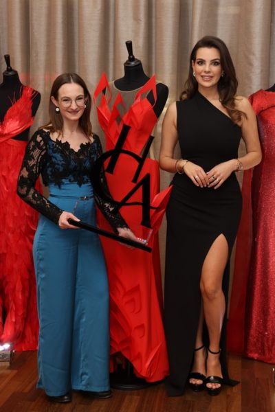 Haute Couture Austria Award 2021: Siegerin Julia Lara König mit Testimonial Nadine Mirada. (Foto Katharina Schiffl)