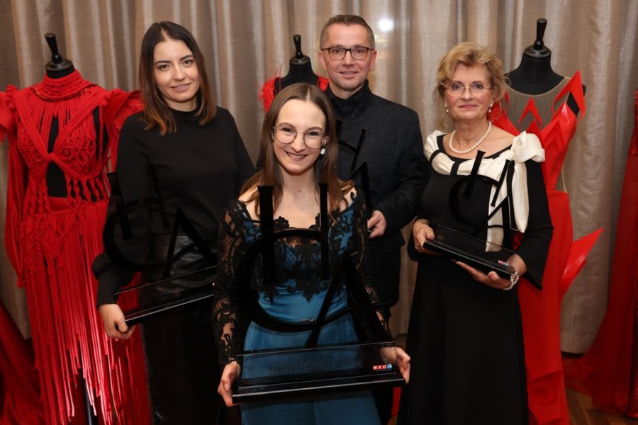 Die vier Preisträgerinnen des Haute Couture Award 2021: Der 2. Platz ging an Elke Acs, Gewinnerin ist Julia Lara König, den 3. Platz teilten sich Andreas Anibas und Franziska Kaider. (Foto Katharina Schiffl)