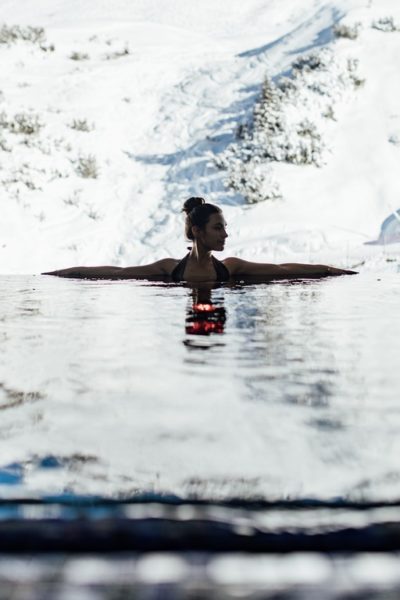 Relaxen im Infinity Pool mit Blick auf das traumhafte Zürser Bergpanorama. (Foto Langwallner / Hotel Zürserhof)