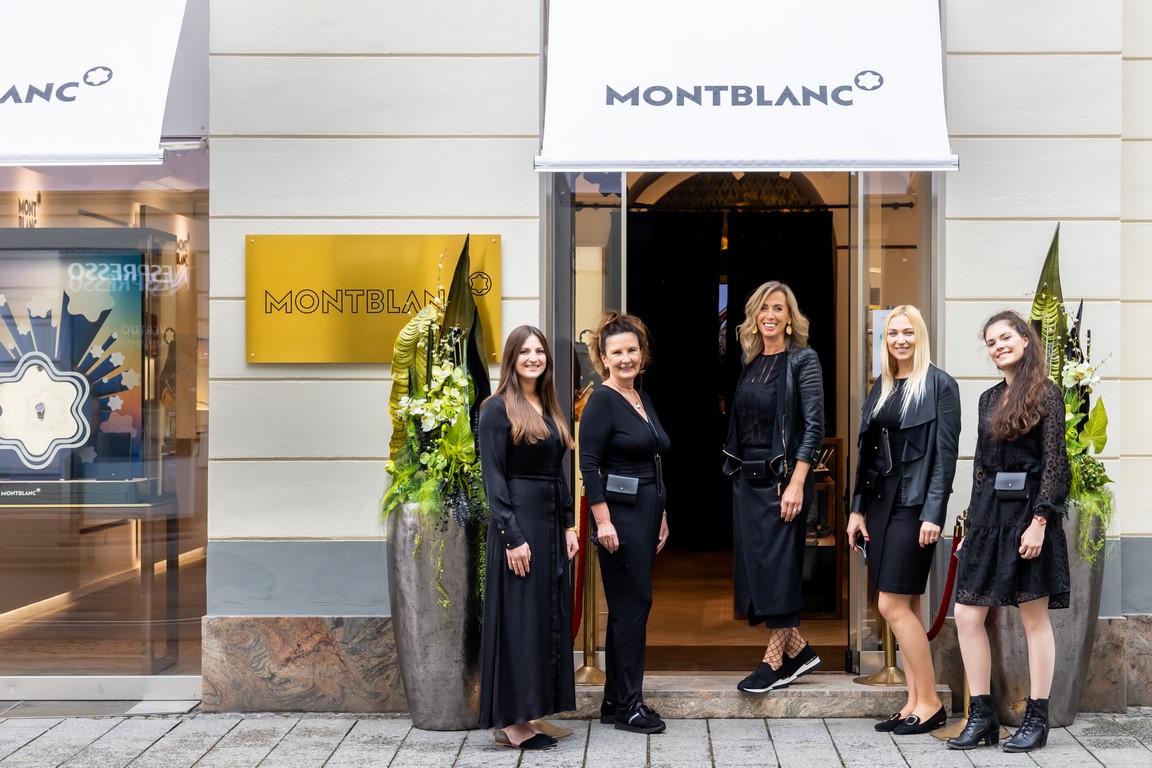 Die ehemalige Shopleiterin Silvia Unterrainer, die Montblanc Graz die ersten sechs Monate erfolgreich aufbaute, mit ihrem großartigen Grazer Team vor dem Montblanc Geschäft in der Sackstraße. (Foto Augenblick Stainz)
