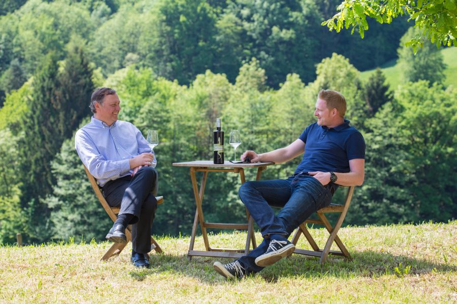 Toni Hirschmugl und sein Kellermeister Alex Scherübl bei "Wein-Gesprächen". (Foto Schneebauer Photography)