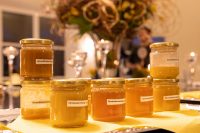 Kürzlich lud das Weingut Hirschmugl zu einer besonderen Verkostung und präsentierte 50 sortenreine Honige aus dem Alpenraum. (Foto Schneebauer Photography)