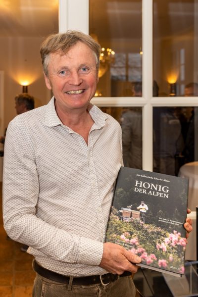 Der steirische Wanderimker & Buchautor Johannes Gruber stellte dazu sein neues Buch „Honig der Alpen“ vor. (Foto Schneebauer Photography)