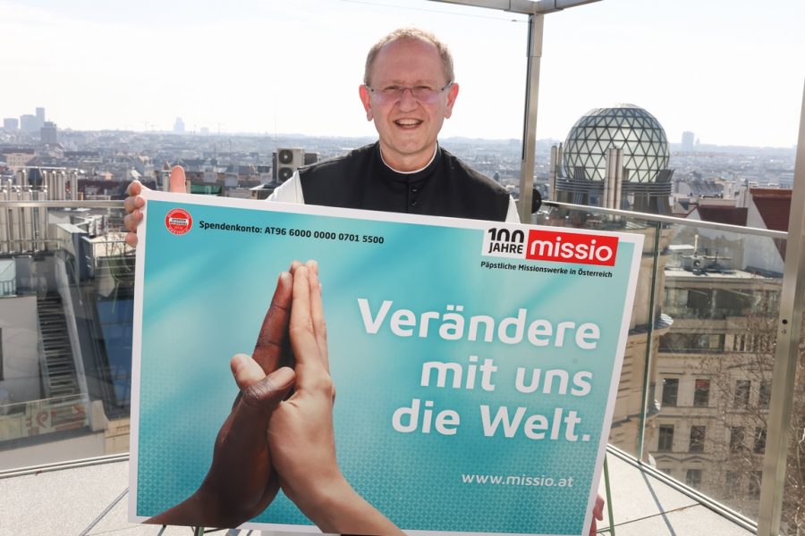 100 Jahre Missio: Pater Karl Wallner mit der Plakatkampagne. (Foto Katharina Schiffl)