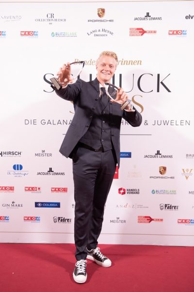 Bei der Schmuckstars-Gala 2021 konnte Paul Schützlhoffer als „Rookie of the Year“ zwei Awards abräumen. Den Preis erhalten junge, dynamische Branchenmitglieder, die innerhalb der letzten zwölf Monate in einem bestehenden Unternehmen eine führende Position eingenommen haben. (Foto Andreas Tischler/ paul_mr.ice/Instagram)