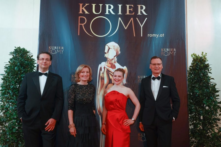 KURIER-Kulturchef und ROMY-Jury Vorsitzender Georg Leyrer, KURIERChefredakteurin Martina Salomon (2.v.li) und KURIER-Geschäftsführer Thomas Kralinger freuten sich, dass die ROMY-Gala wieder stattfinden konnte. (Foto Kurier)