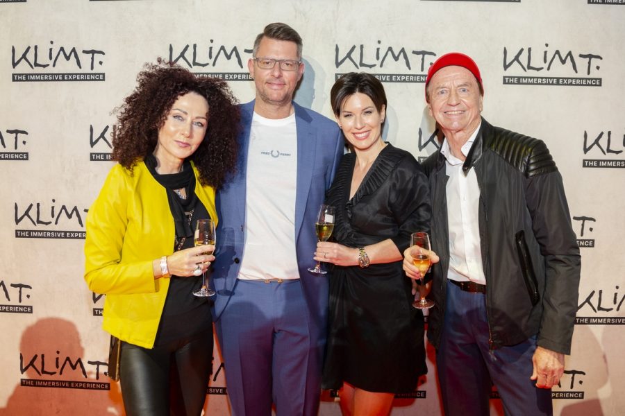 KLIMT - The Immersive Experience“ in Wien: Christina Lugner, Veranstalter Oliver Forster mit Ehefrau Nicola und Heribert Kasper (Foto beigestellt)