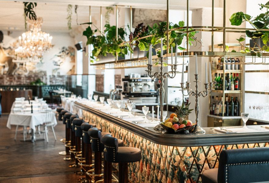 Sehr beliebt im Grand Hotel Wiesler ist der Salon Marie mit seiner schönen Bar. (Foto Florian Weitzer Hotels & Restaurants)