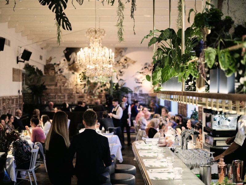 Der Salon Marie mit seiner schönen Bar ist ein beliebter Treffpunkt im Grand Hotel Wiesler. (Foto Florian Weitzer Hotels & Restaurants)