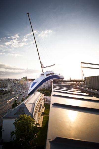 Hotel Daniel Vienna: „Misconceivable“ heißt das Kunstwerk von Erwin Wurm, ein Segelboot am Dach des Hotels. (Foto Florian Weitzer Hotels & Restaurants)