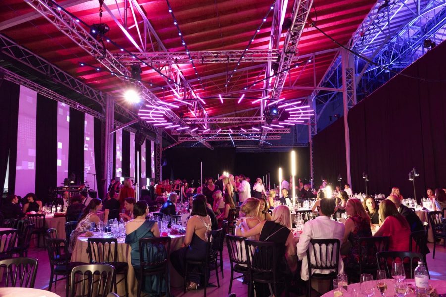 DUFTSTARS 2022: Wunderschönes Ambiente für die über 340 geladenen Gäste in der großzügigen Marx Halle bei der Verleihung inklusive Fashionshow, Liveacts und Galadinner. (Foto Brunnbauer & Wache)